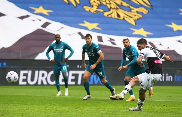 詹姆斯篮板抢断关键时刻锁定胜局（詹姆斯关键篮板与抢断，一举锁定胜利）