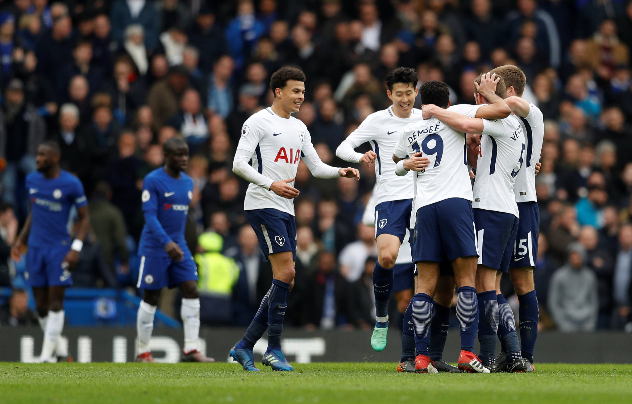 球员倒地后仍把球传出去，太拼（倒地仍把球传出，拼到极致）