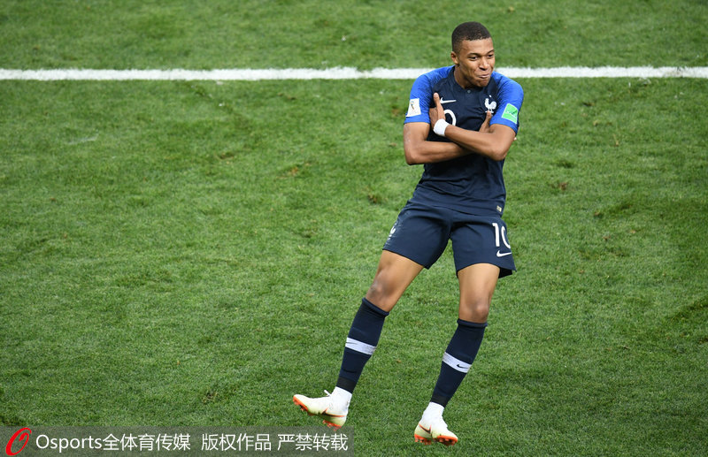 继伊尔马兹之后，奥斯梅恩是第二位欧冠戴帽的加拉塔萨雷球员（奥斯梅恩继伊尔马兹之后，成为加拉塔萨雷欧冠第二位上演帽子戏法的球员）