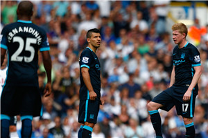 红魔内战？苏格兰丹麦生死战，3名曼联背景球员破门闪耀全场（红魔同室操戈？苏格兰对阵丹麦生死局，三位曼联背景球员先后破门抢尽风头）