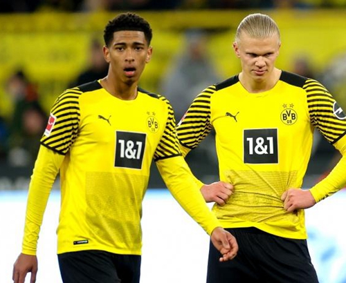 足球这项运动陪伴了我整个初高中，今天我十八岁了，...（从初中到高中，足球一直相伴；十八岁的今天，...）